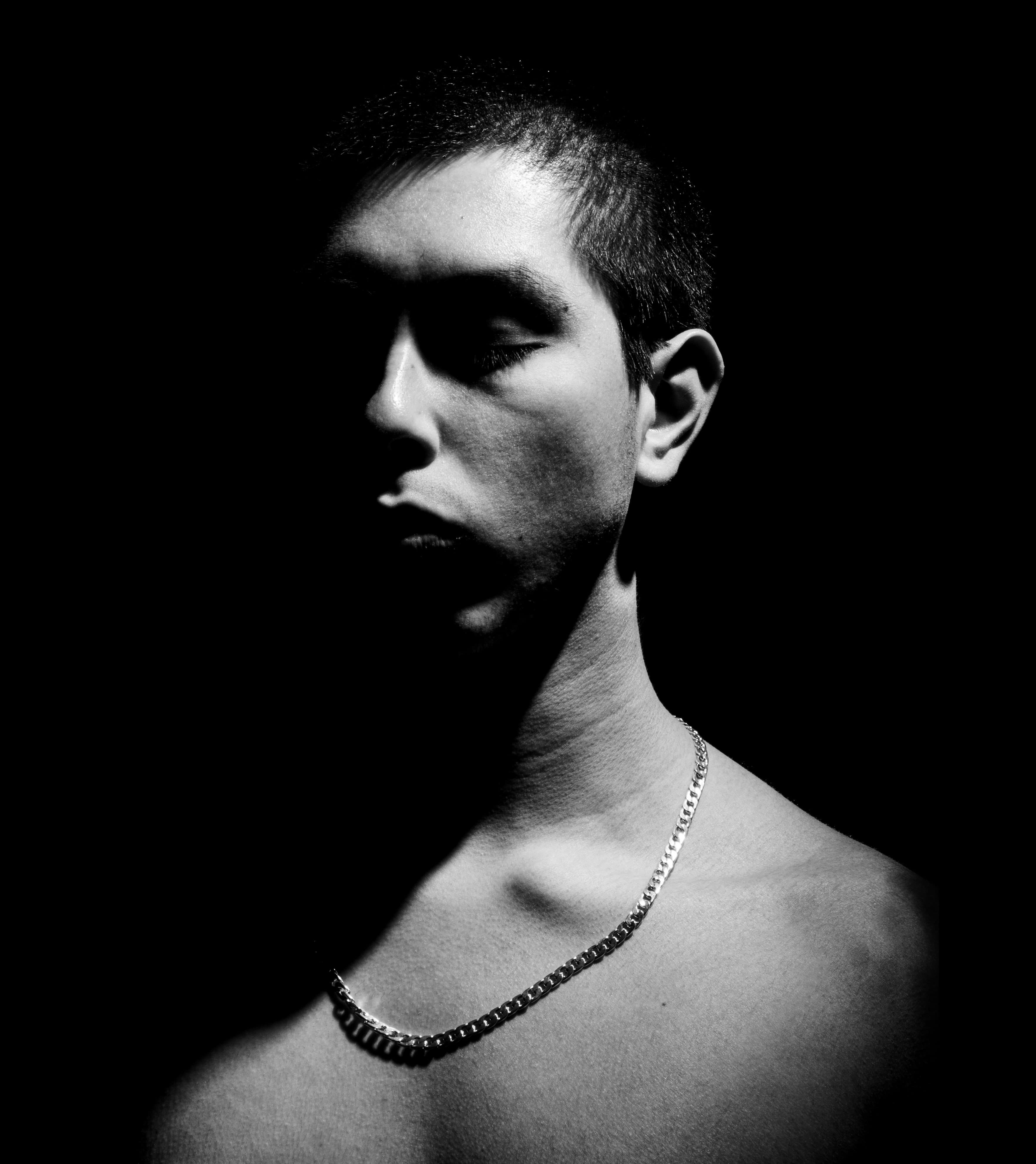 Imagen del fotografo de pecho desnudo en blanco y negro