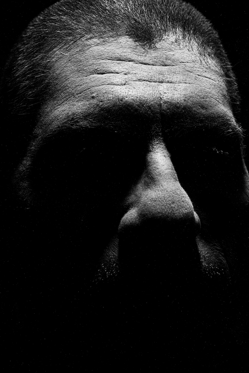 Fotografia de la cara de un hombre bañado en sombras