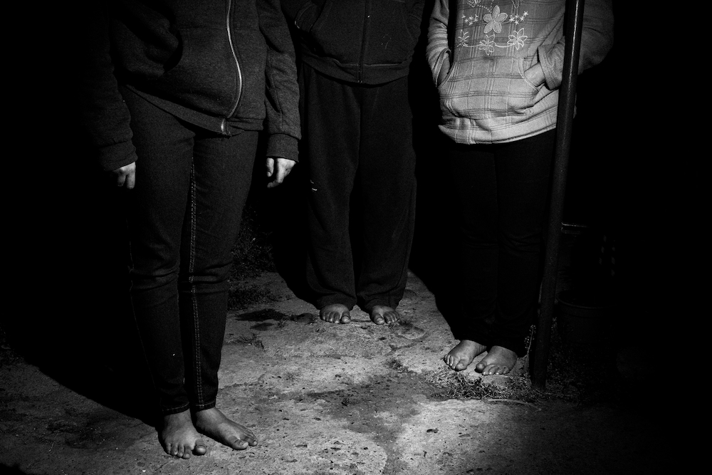 Fotografia de 3 personas de pie descalzas sobre el cemento