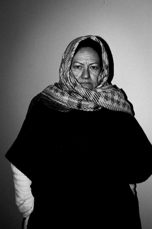 Fotografia de la madre del artista envuelta en una bufanda