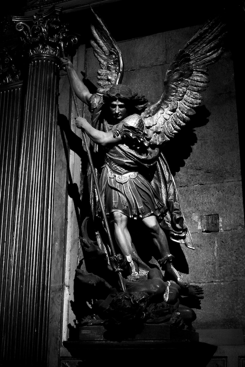 Fotografia de el arcangel gabriel en blanco y negro