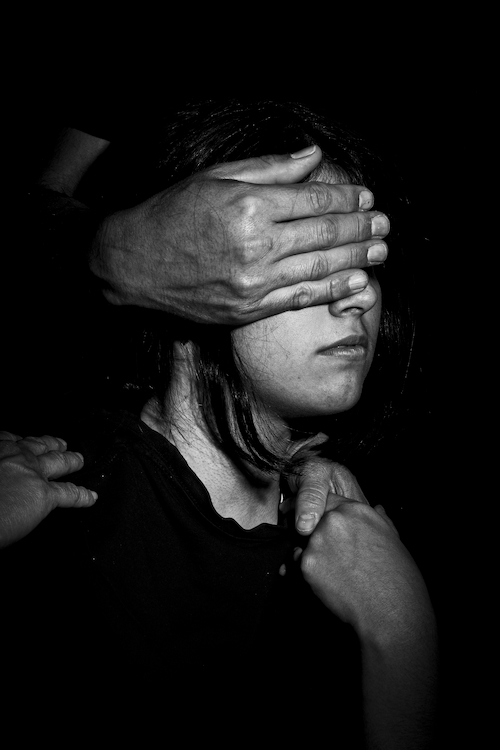 Fotografia de la hermana del artista con sus ojos tapados por una mano