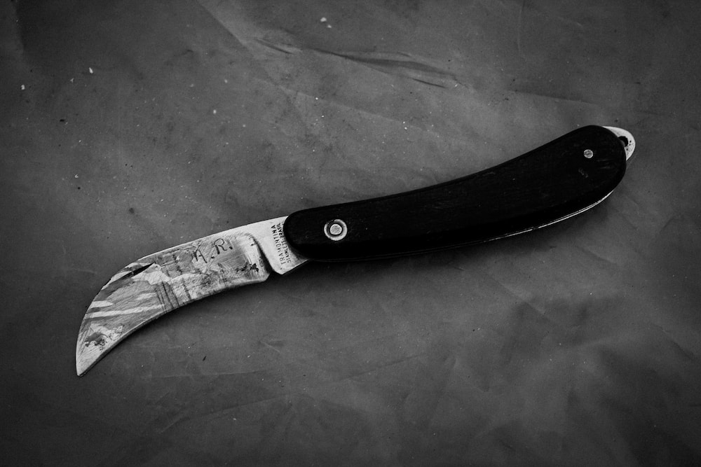 Imagen de una navaja de hoja doblada en blanco y negro