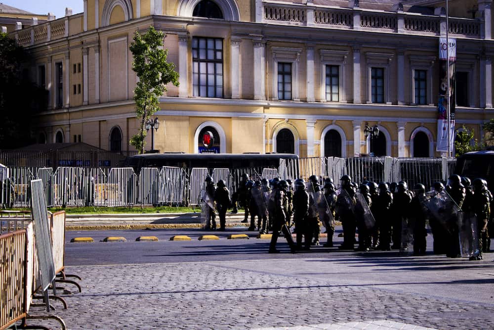 Fotografia de un grupo de policias con equipamiento antiprotesta