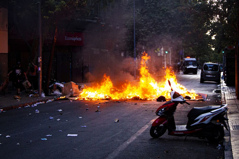 Fotografia de una calle con obstruida por fuego