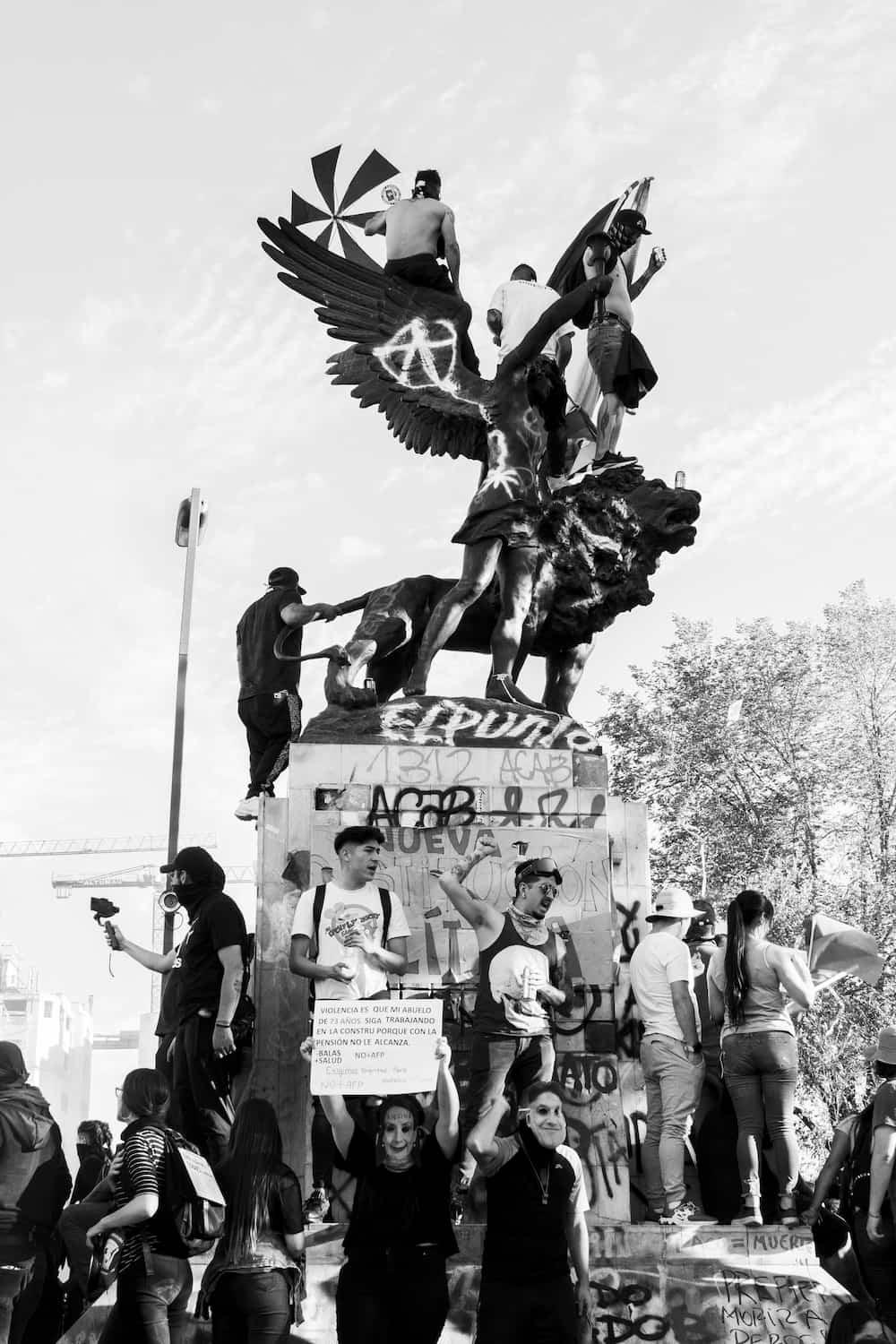 Fotografia de un grupo de personas sobre una estatua