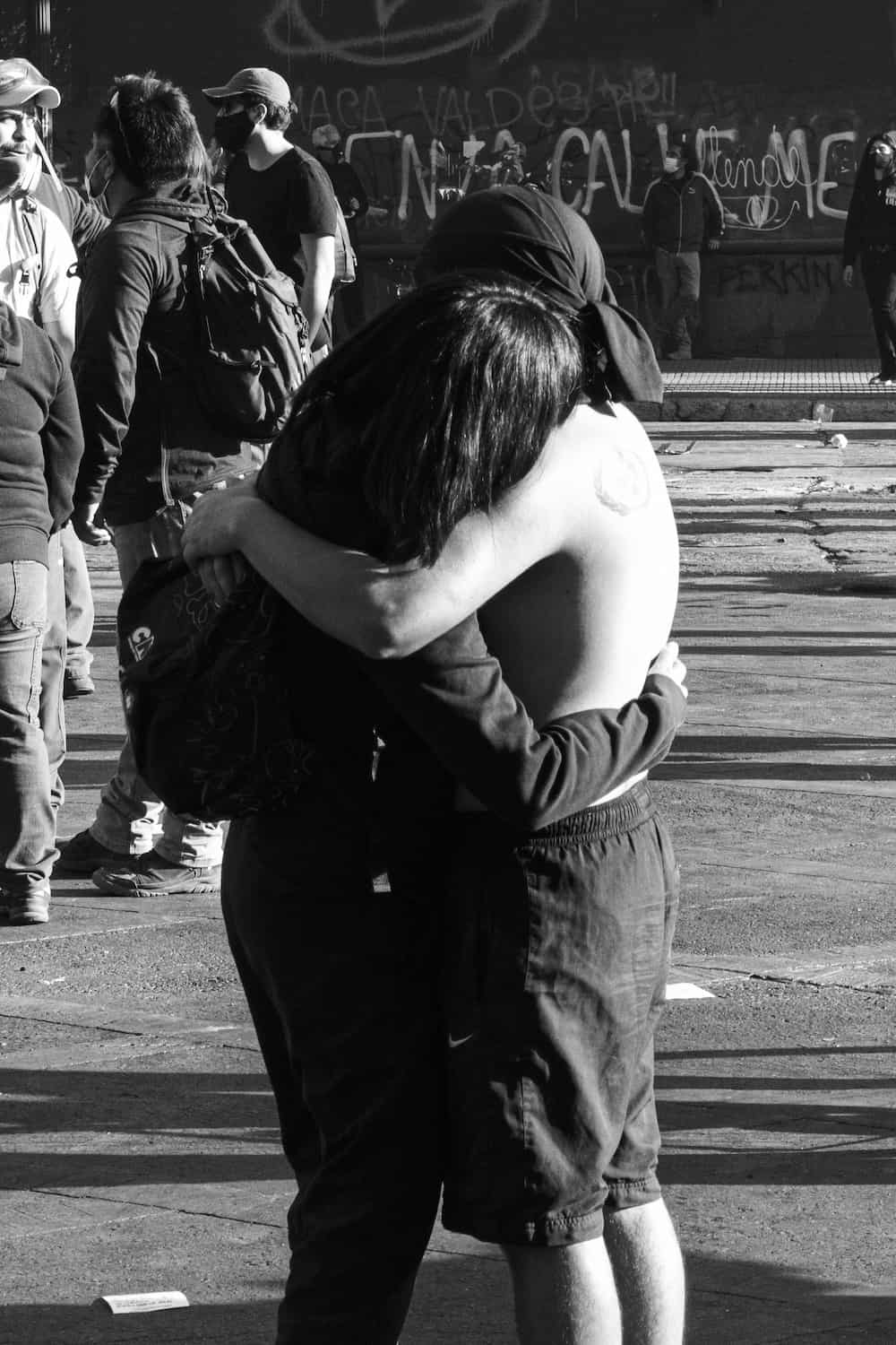 fotografia de un hombre y una mujer abranzadose en la calle