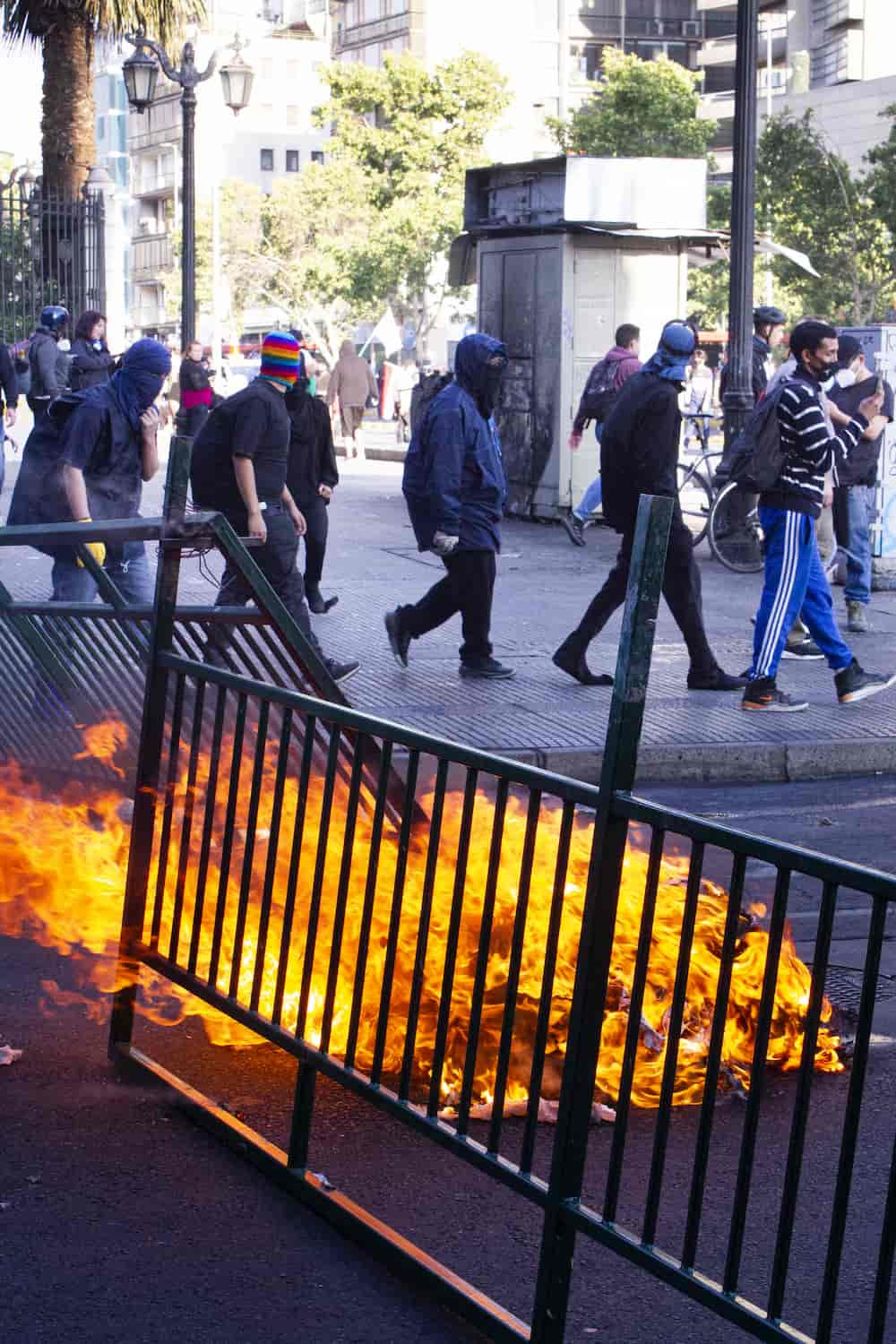 Fotografia de unas barreras antidistubios prendidas fuego
