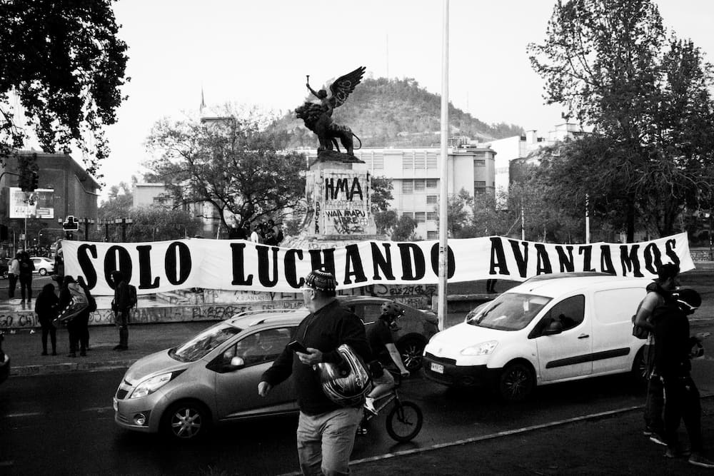Fotogragria de un cartel de protestas donde se lee: solo luchando avanzamos