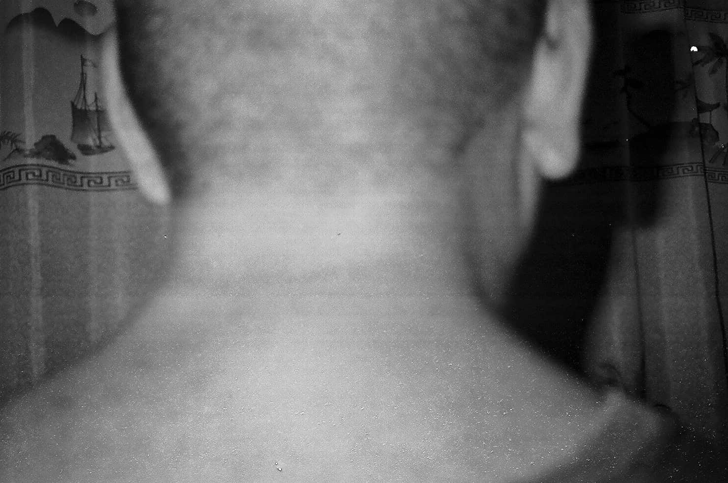 Imagen de un hombre de espalda donde solo se ve su nuca