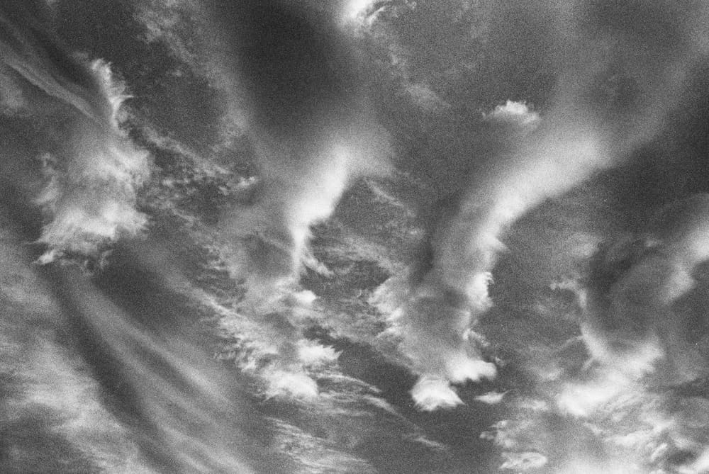 Fotografia de 4 nubes alargadas