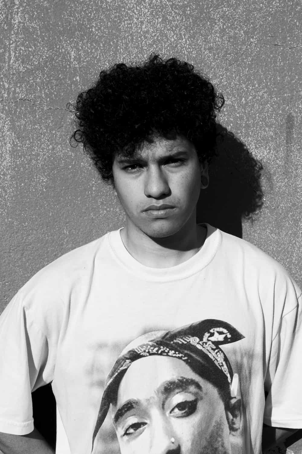 Fotografia de un joven de pelo rulo