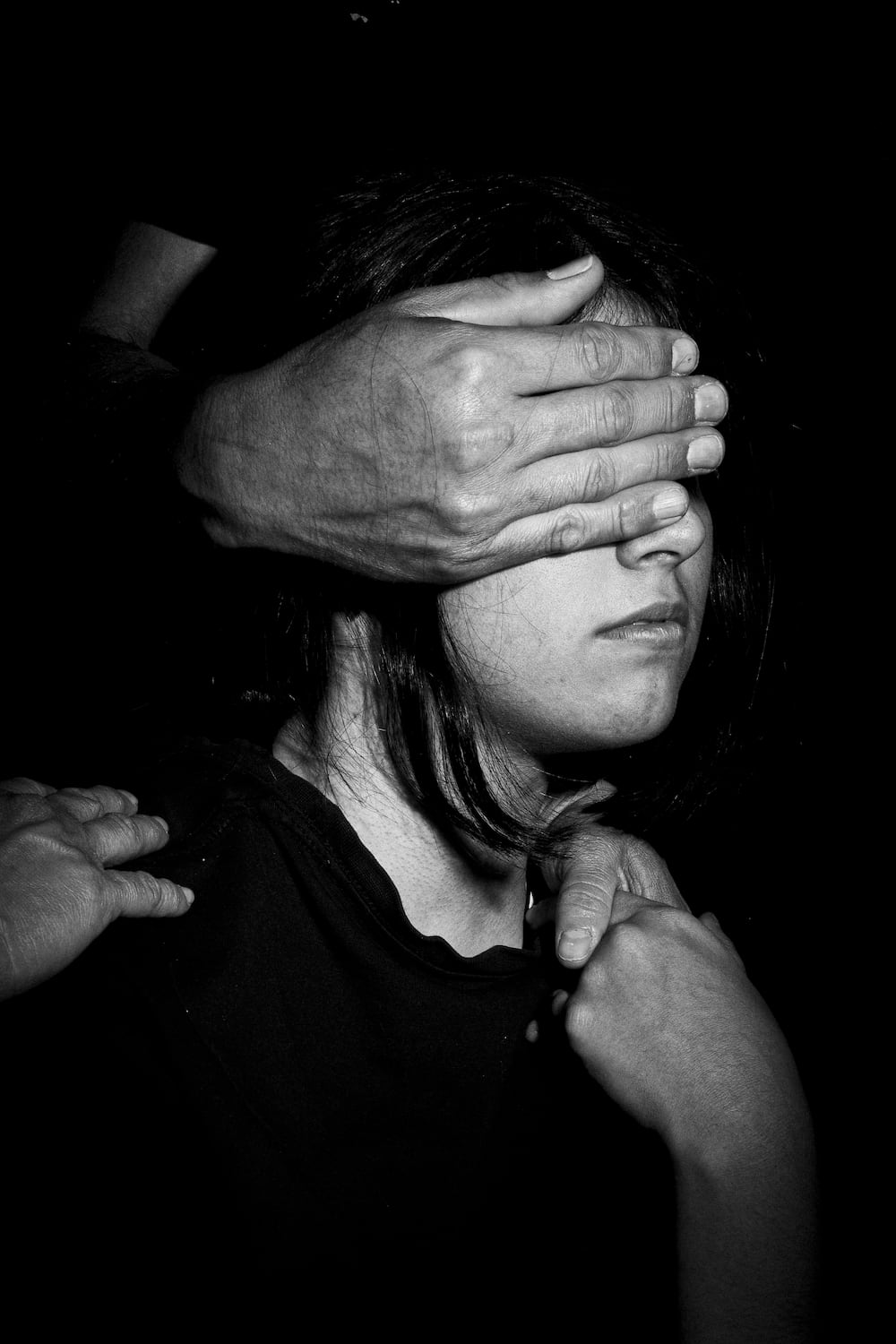 Fotografia de una joven con los ojos tapados por una manos