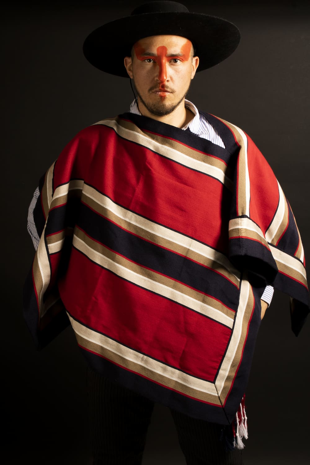 Fotografia de un hombre en vistimentas gauchas