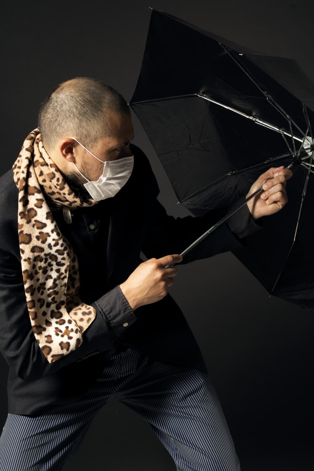 Fotografia de un hombre sosteniendo un paraguas 