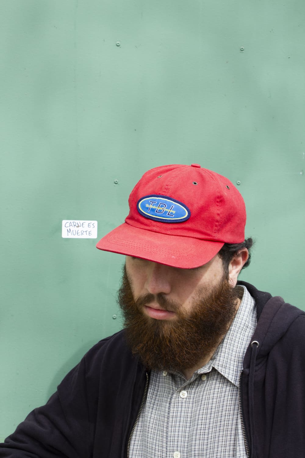 Fotografia de un joven con barba y gorra roja