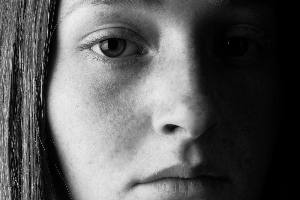 Imagen del rostro de una mujer en blanco y negro